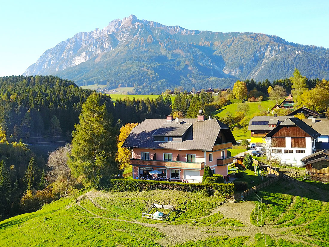 Der Tischnhof eingebettet im grünen Ennstal